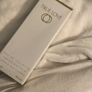 True love 3.3 oz
Smells like JASMINE PEACH APRICOT ROSE AND HINTS OF FREesia.